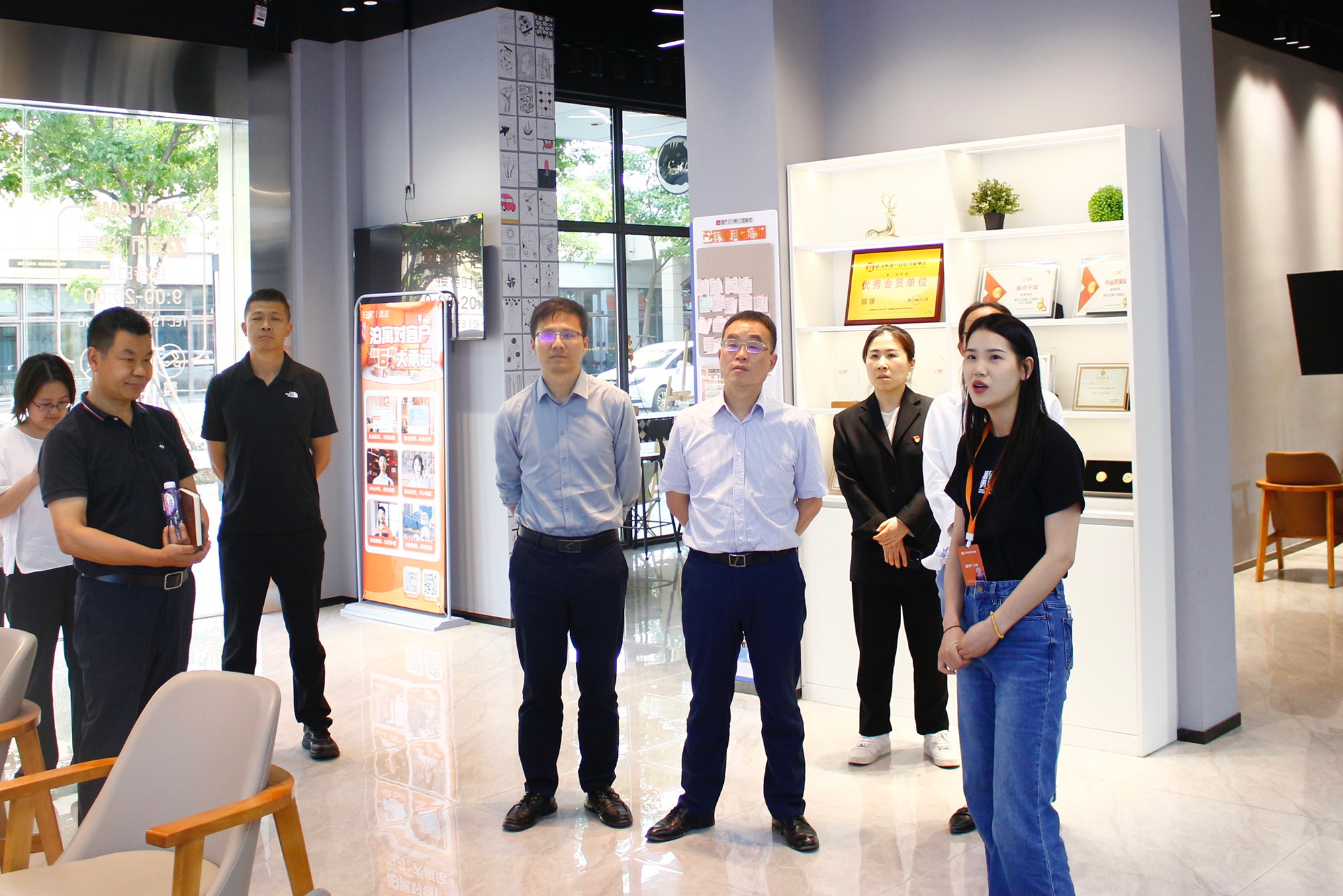 武漢城建集團(tuán)領(lǐng)導(dǎo)帶隊(duì)檢查都市|泊寓安全生產(chǎn)工作