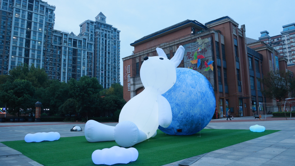 武漢驚現(xiàn)8米巨型玉兔！這個(gè)國(guó)慶，在八大家紅坊里邂逅萌趣月光